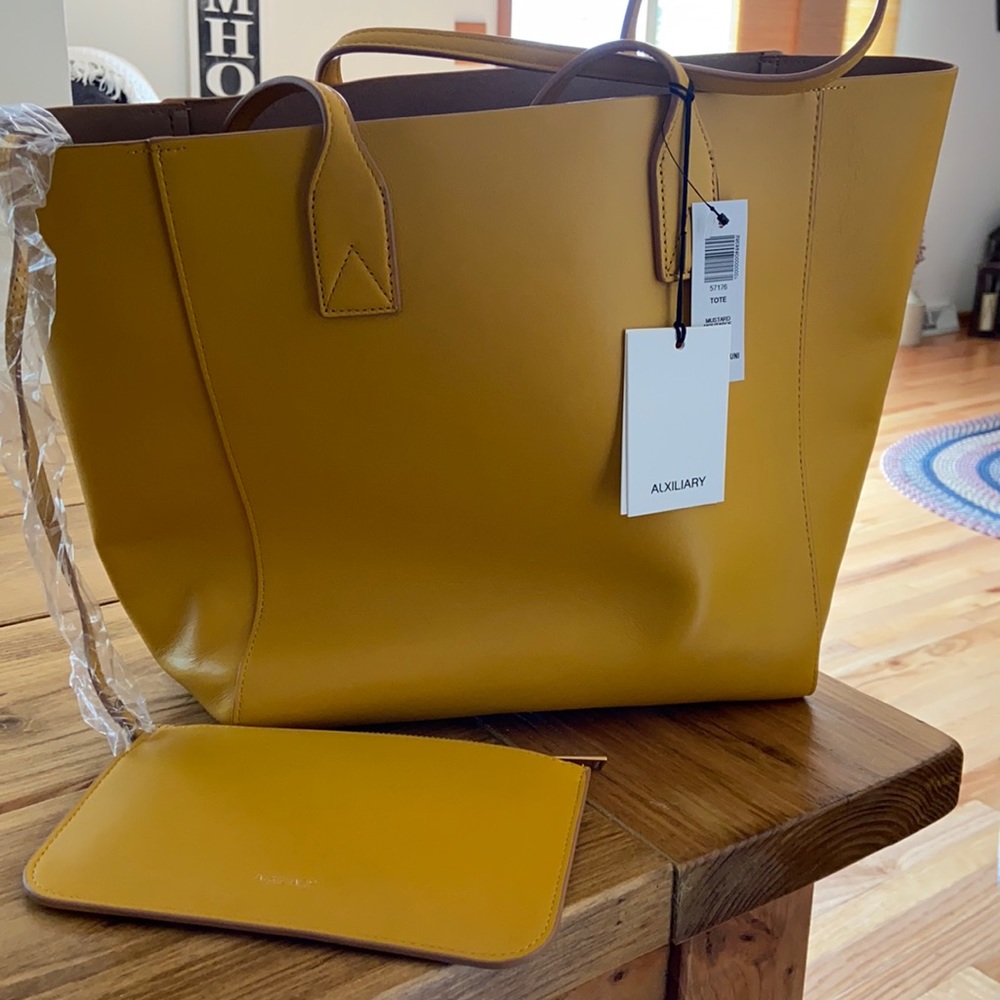 Brand new Aritzia tote with small wristlet